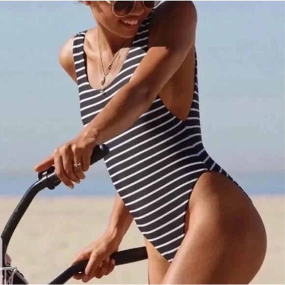 Aerie Super Scoop One Piece Swimsuit Small Black & White Striped Plunge Back - Picture 1 of 6
